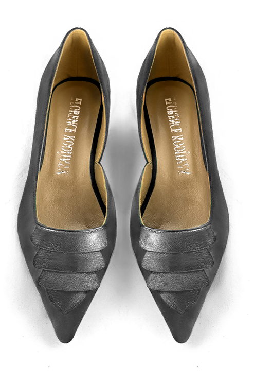 Dark grey women's open arch dress pumps. Pointed toe. Flat flare heels. Top view - Florence KOOIJMAN